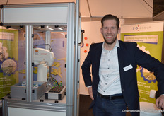 Raymond van den Berg (ISO Group) uiteraard op de foto met een fraaie robotplanter.